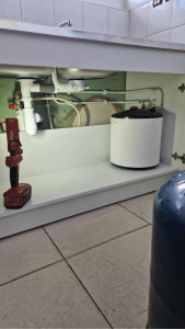 Photo de galerie - Pose d’un chauffe-eau 15 l pour l’alimentation d’eau chaude de l’évier