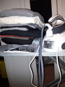 Photo de galerie - Repassage rapide, et bien fait.  chemises sur ceintres. 
J'aime particulièrement repasser. 
