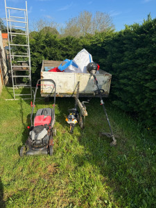 Photo de galerie - Tondeuse, tailler et débroussailleuse pour l’entretien des jardins avec une remorque et des big bague pour le transfert de déchets verts