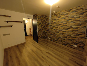 Photo de galerie - Pose de cloisons, électricité, parquet, plinthes, joint, peinture et papier peints 