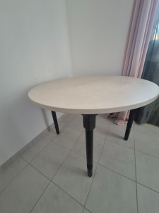 Photo de galerie - Repeindre une table 
( peinture et vernis) 