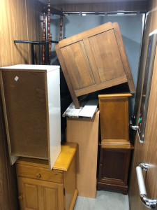 Photo de galerie - Déménagement les meubles range dsns un ascenseur pour monter 