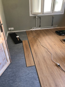 Photo de galerie - Pose de parquet flottant avec moquette  en sous couche ( demande du client)
