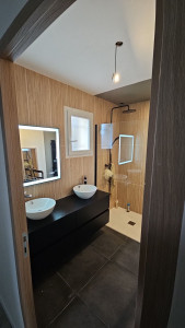 Photo de galerie - Pose d’un bac à douche avec colonne et paroi 
pose d’un meuble double vasque avec miroir