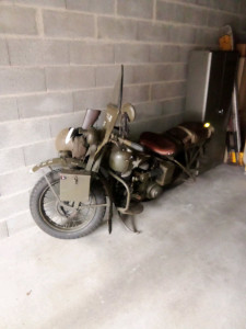 Photo de galerie - Chargement d'une Harley Davidson qui part dans le Nord.