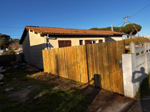 Photo de galerie - Création d’une clôture de séparation entre deux Voisin volige, couvre joint