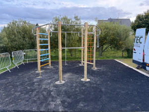 Photo de galerie - Installation de jeux enfant avec encrage au sol