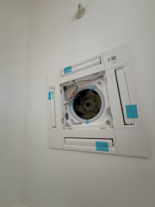 Photo de galerie - Installation des cassettes encastrables, ouverture et adaptation du plafond, fixation des unités et raccordement frigorifique, électrique et condensats.