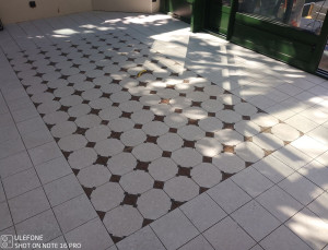 Photo de galerie - Pose du carrelage dans une véranda de chez pocenalosa 