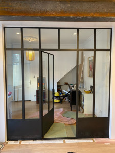 Photo de galerie - Fabrication et pose d’une cloison vitrée en acier brut.