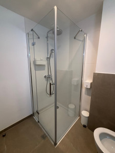Photo de galerie - Nettoyage complet d’une cabine de douche
