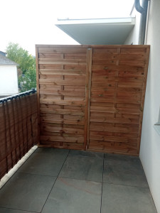 Photo de galerie - Achat en magasin avec la cliente, livraison et installation de brise-vue.