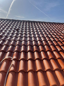 Photo de galerie - Si vous avez besoin d'un entretien de votre toiture avec un traitement anti mousse, plus hydrofuge, résine, voici le résultat avec la photo