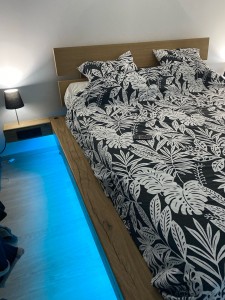 Photo de galerie - Fabrication d’un lit en chêne massif 180/200 avec prises de courant et lampes intégrées au lit. 