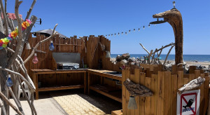 Photo de galerie - Création, réalisation d'une cuisine d'extérieur avec espace plancha, évier et douche .