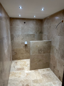 Photo de galerie - Pose complète d’une salle de bain en travertin