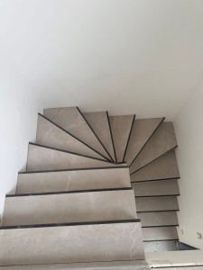 Photo de galerie - Pose carrelage escalier 