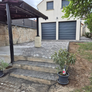 Photo de galerie - Pose de pavé  avec réalisation  de 3 marches poir satisfaction client 