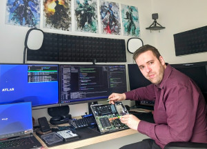 Photo de galerie - Cette photo illustre une intervention concrète : la mise à niveau complète d'un PC portable. Je procède ici au remplacement du SSD pour plus de vélocité et à l'ajout d'une deuxième barrette de RAM pour booster les performances.