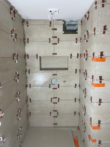 Photo de galerie - Pose de carrelage intérieur avec finition propre et professionnelle. Travail précis et de qualité.