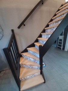 Photo de galerie - Rénovation d'un escalier en peinture et pose déco sur les marches