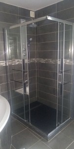 Photo de galerie - Rénovation complète d'une salle de bain, avec une douche à l'italienne, carrelage sol, faïence, bac béton ciré.