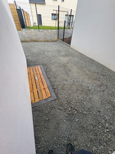 Photo de galerie - Pose de pavés gris avec empierrement en cailloux et création d’une trappe en bois pour l’accès au vide sanitaire