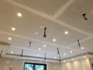 Photo de galerie -     spots encastrés au plafond + sorties de fils pour luminaires suspendus