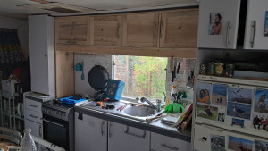 Photo de galerie - Creation d’un meuble haut de cuisine en peuplier pour un mobile home 