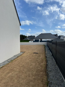 Photo de galerie - Réalisation d’un gazon avec nivelage du sol 