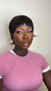 Photo de galerie - Elle avait les sourcils teintées et ne voulait  rien ses sourcils 