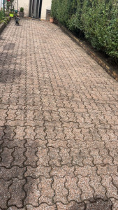 Photo de galerie - Disponible pour tout nettoyage comme cette  allée qui était recouverte de mousse , nettoyage aussi des terrasse, salon de jardin avec karcher haute pression 