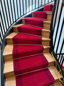 Photo de galerie - Pose de tapis d’escalier et tringles d’escalier 