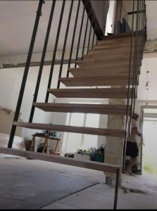 Photo de galerie - Escaliers en fer plat et plan de cuisine. création suspendu copie de celui présent en plus aérien. 