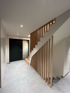 Photo de galerie - Entrée murs lisses, boiseries en laque satinée.