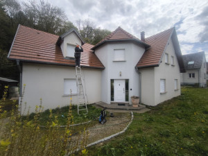 Photo de galerie - Après le nettoyage façade champignon , traces noir , et impuretés enlevé nous appliquons un hydrofuge afin de réimperméabiliser la façade ce qui donne une couche protectrice du crépi 