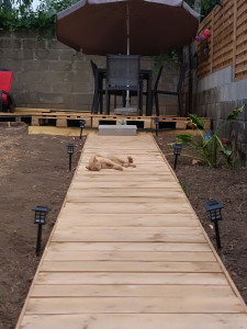 Photo de galerie - Allée et terrasse en bois faite de palette et de volige. 
faites par moi même avec mon frère et mon père. 
j'y ai passé du temps et beaucoup de patience.Mais pas mécontente du résultat. 