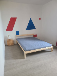 Photo de galerie - Montage meubles en kit lit et chevet + décoration peinture