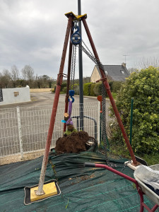 Photo de galerie - Arrachage de souche de haie à l’aide de trépied + palan 