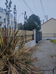 Photo de galerie - Installation portail coulissant electrique.
Tranchée , coffrage , passage de gaine élèctrique , ferraillage , coulage bêton , création poteaux , enduisage et pose de portail et bardage bois/alu.