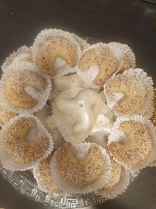 Photo de galerie - Corne de gazelle aux amandes et gâteaux aux amandes avec glaçage 