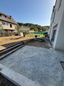 Photo de galerie - Réalisation d’un escalier en traverse de chêne et d’une allée en 0/31.5