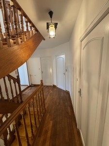 Photo de galerie - Pose de toile lisse et mise en peinture cage d’escalier 