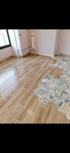 Photo de galerie - Pose de carrelage imitation parquet qui s'emboîte avec des carreaux hexagonal 