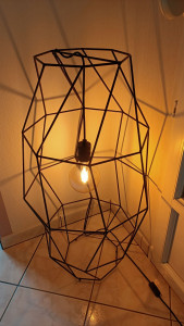 Photo de galerie - Réalisation lampe 100% maison en fil acier soudé.