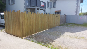 Photo de galerie - Réalisation de clôture + portillon sur poteaux scellés.