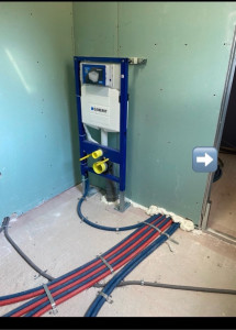 Photo de galerie - Raccordement bâti, support, WC et raccordement étiré tous les tuyaux dans l’appartement