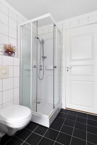 Photo de galerie - Ose de carrelage noir au sol et carrelage blanc aux murs pour un contraste élégant et moderne dans cette salle de bain/WC