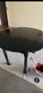 Photo de galerie - Rénovation et mise en peinture d’une table en bois avec finition noire satinée ? Travail soigné 