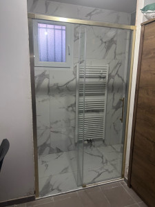 Photo de galerie - Installation d’une porte coulissante de douche en 120 cm